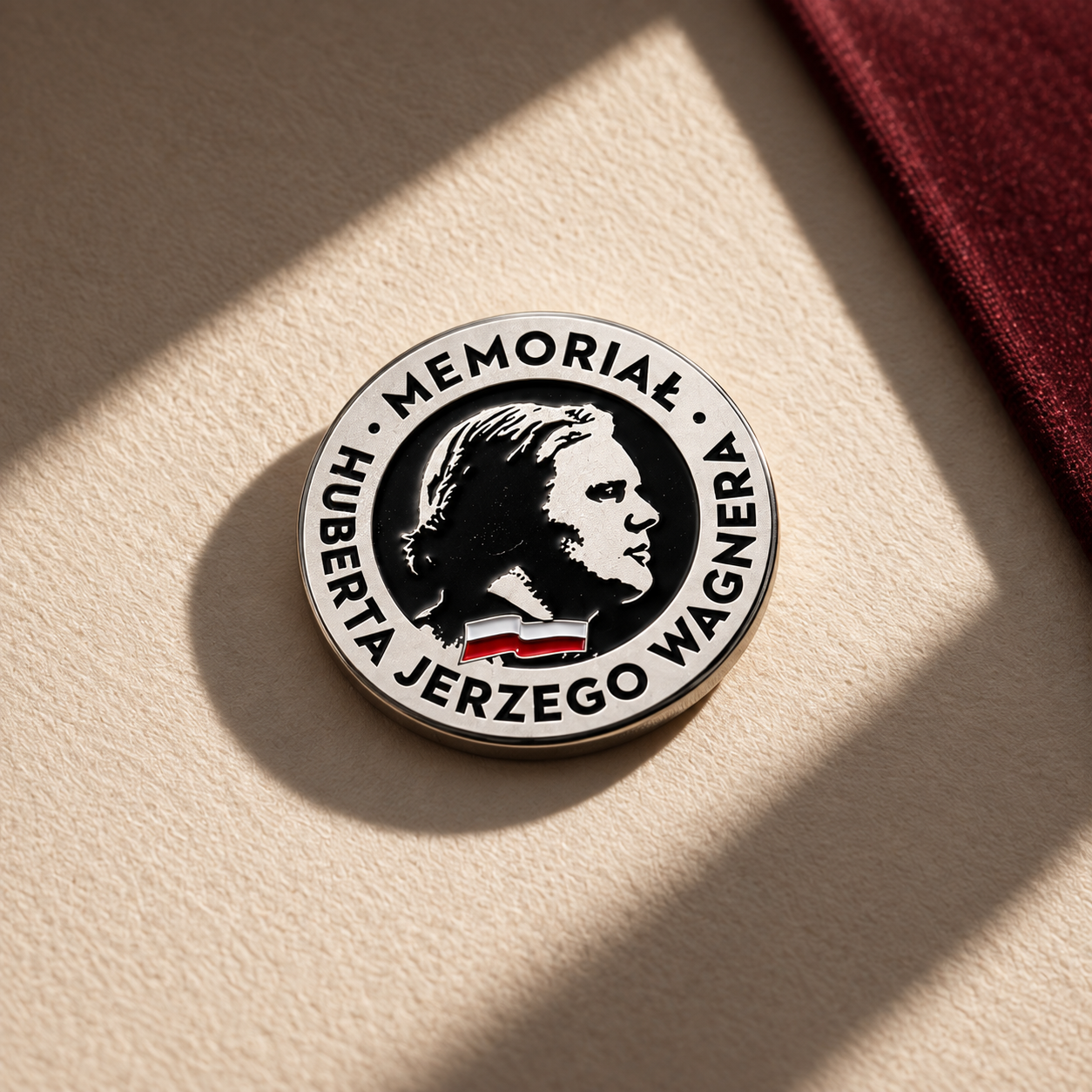 Okolicznościowy pin z wizerunkiem Huberta Jerzego Wagnera 2 faktura pin
